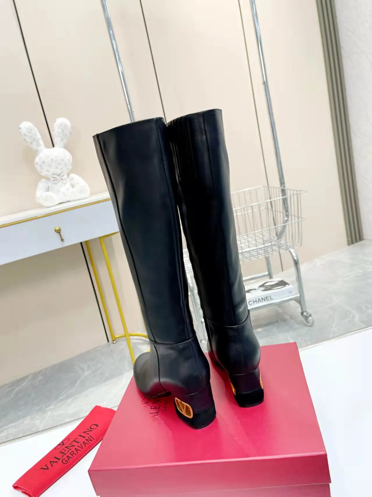 👟👟Ex-factory price 740👟👟 Genuine leather sole +40🆕 Valentino. Valentino autumn and winter fashion women's boots: Comfortable and versatile on the upper feet, showing long legs, Fabric: Imported first-layer cowhide ⚡The most popular V buckle ⚡Inside feet all genuine leather Code number: 35−40 (Customized size 41) Boot height: 15 inches